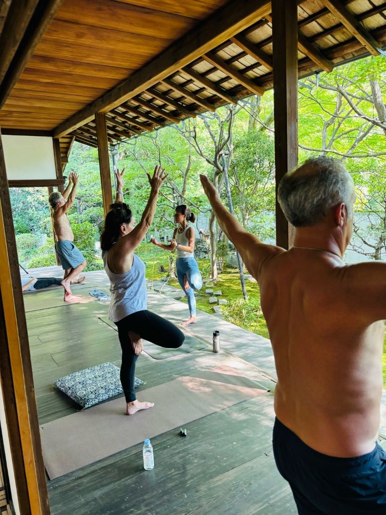 寺の縁側での朝ヨガ