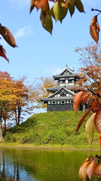 紅葉の高田城三重櫓とお堀